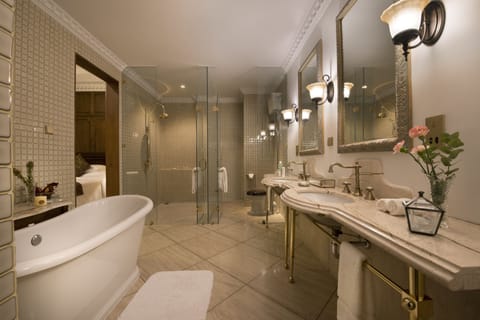 Presidential Suite | Bathroom | Free toiletries, hair dryer, bathrobes, slippers