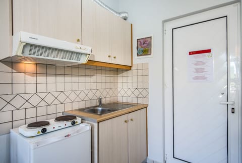 Studio | Private kitchen | Fridge, stovetop, coffee/tea maker, electric kettle