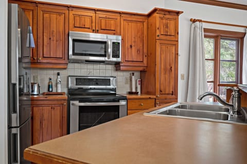 Plateau sur la Montagne 232-1, 2 Bedroom | Private kitchen | Full-size fridge, microwave, oven, stovetop