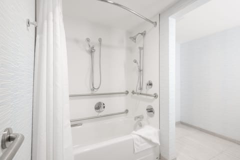 Standard Room, 1 King Bed, Accessible (Mobility, Accessible Tub) | Bathroom | Eco-friendly toiletries, hair dryer, towels
