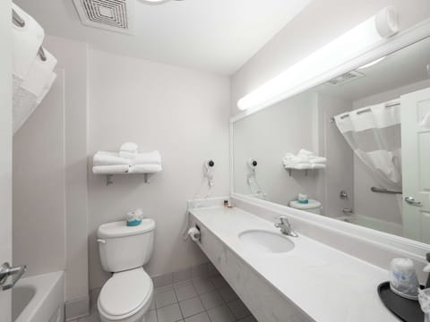 Combined shower/tub, free toiletries, hair dryer, towels