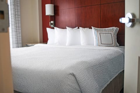 Suite, 1 Bedroom (Mobility/Hearing Accessible, Tub) | Premium bedding, in-room safe, desk, iron/ironing board