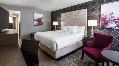 Standard Room, 1 King Bed | Premium bedding, desk, blackout drapes, iron/ironing board