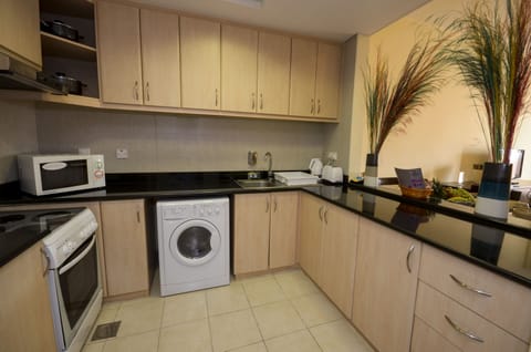 Apartment, 1 Bedroom | Private kitchen | Full-size fridge, microwave, oven, stovetop