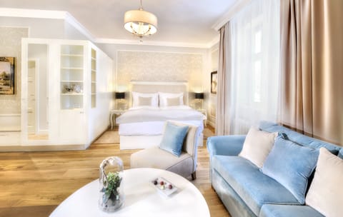 Classic Suite (Historic) | Premium bedding, minibar, in-room safe, desk