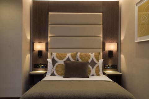 Classic Double Room | Minibar, in-room safe, desk, laptop workspace