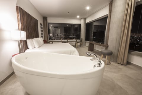 Deep soaking bathtub