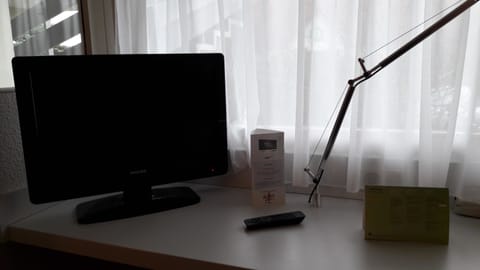 Desk, soundproofing, free WiFi, bed sheets