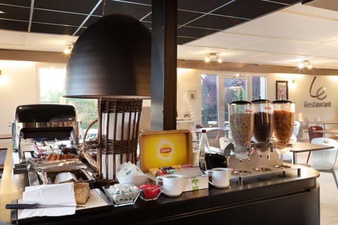 Breakfast and dinner served, French cuisine