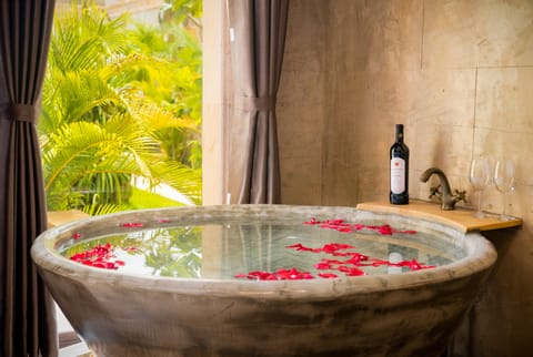 Luxury Suite, Pool View | Deep soaking bathtub