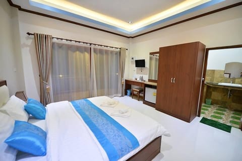 Deluxe Double Bed Mountain View | In-room safe, free WiFi