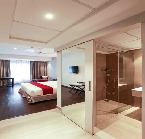Executive Room | Bathroom | Shower, rainfall showerhead, free toiletries, towels
