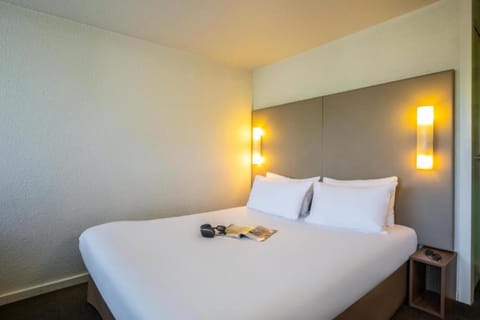 Standard Room, 1 Double Bed | Premium bedding, individually furnished, desk, laptop workspace