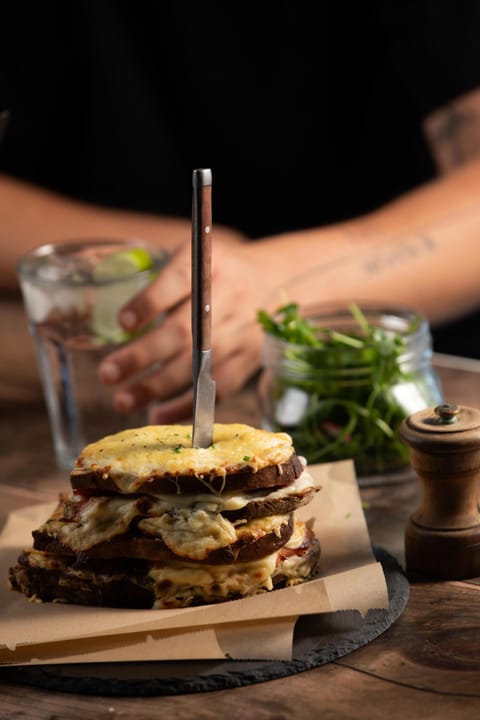 Breakfast, lunch, dinner served; French cuisine 