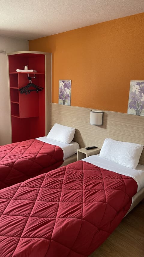 Standard Room, 2 Twin Beds | Desk, soundproofing, free WiFi, bed sheets