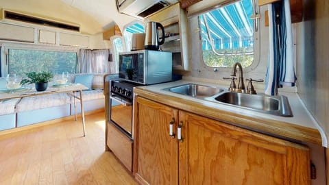Sovereign Airstream Caravan (Shared Toilet) | Private kitchen | Fridge, microwave, oven, coffee/tea maker