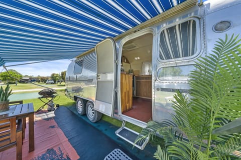 Tradewind Airstream Caravan (Shared Toilet) | Premium bedding, free WiFi, bed sheets