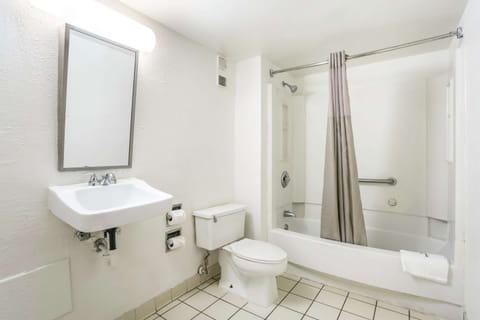 Combined shower/tub, towels