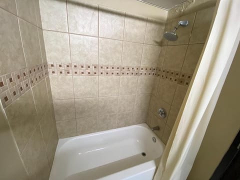 Combined shower/tub, deep soaking tub, free toiletries, towels