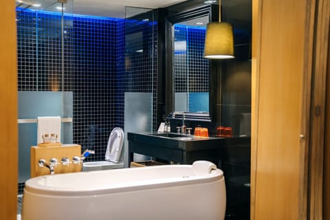 Deluxe Room, 1 King Bed (Jet Tub) | Bathroom | Separate tub and shower, free toiletries, hair dryer, bathrobes