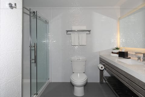 Deluxe Room, 1 King Bed | Bathroom | Shower, free toiletries, hair dryer, towels