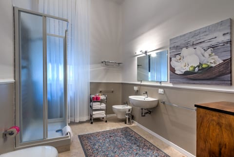 Superior Double Room | Bathroom | Free toiletries, hair dryer, bidet, towels