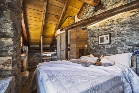 Honeymoon Suite, 1 Bedroom, Balcony | Memory foam beds, soundproofing, free WiFi, bed sheets