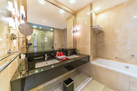 Club Suite With Sea View | Bathroom | Separate tub and shower, rainfall showerhead, free toiletries