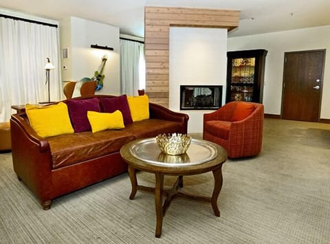 Suite, Tower (Chief) | Living area | 40-inch TV with cable channels, pay movies