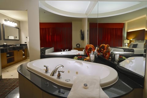Honeymoon Suite | Deep soaking bathtub