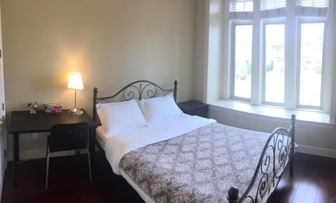 Comfort Double Room, 1 Queen Bed, Shared Bathroom | Desk, free WiFi, bed sheets