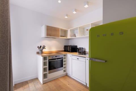 Family Studio Suite, Multiple Beds, Kitchen, Courtyard Area | Private kitchenette