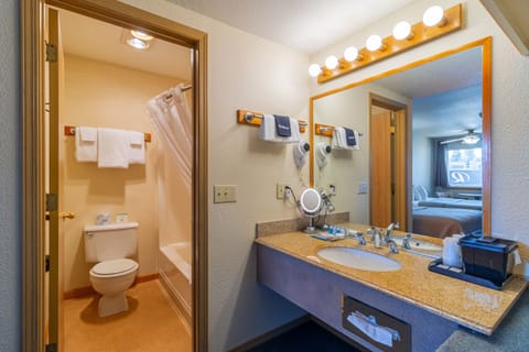 Two queen beds non smoking | Bathroom | Combined shower/tub, free toiletries, hair dryer, towels