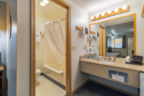 One king bed non smoking | Bathroom | Combined shower/tub, free toiletries, hair dryer, towels