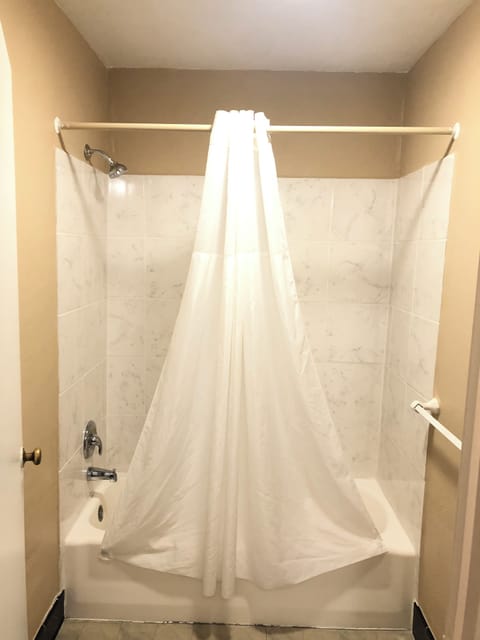 Room, 1 King Bed, Non Smoking | Bathroom | Combined shower/tub, free toiletries, towels