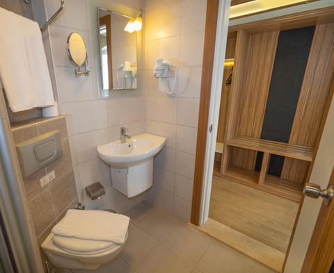 Double Room | Bathroom | Shower, free toiletries, hair dryer, slippers