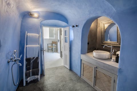 Honeymoon Suite with Hot Tub and Caldera View | Bathroom | Shower, designer toiletries, hair dryer, bathrobes