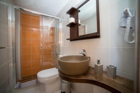 Duplex, Garden View | Bathroom | Shower, hair dryer, towels