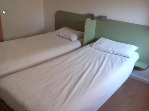 Triple Room, Multiple Beds | Individually furnished, desk, free WiFi, bed sheets