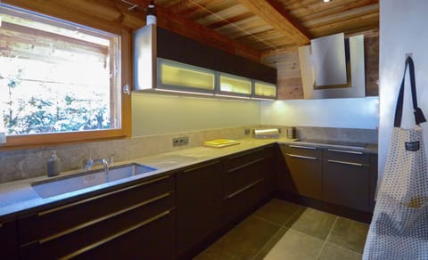 Chalet, 5 Bedrooms | Private kitchen | Full-size fridge, microwave, oven, stovetop