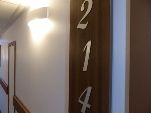 Premium bedding, desk, free cribs/infant beds, free WiFi