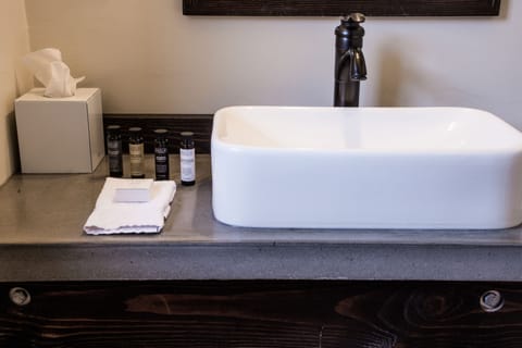 Room, 1 Queen Bed, Mountain View | Bathroom sink