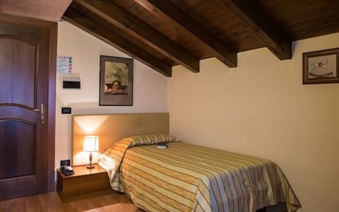 Single Room | Minibar, in-room safe, desk, cribs/infant beds