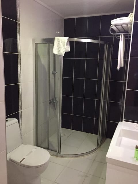 Standard Single Room | Bathroom | Shower, free toiletries, hair dryer, slippers