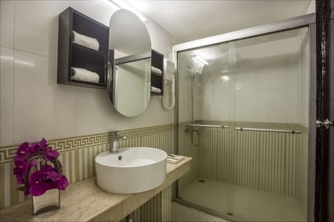 Combined shower/tub, slippers, towels