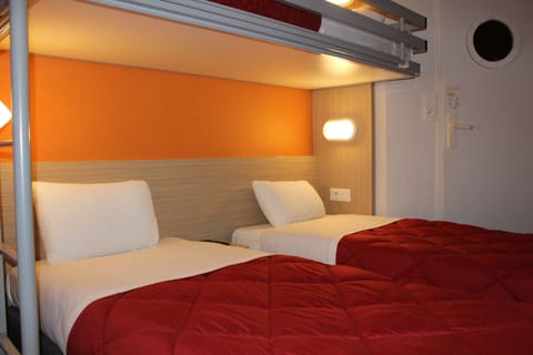 Standard Room, 3 Twin Beds | Premium bedding, desk, travel crib, free WiFi