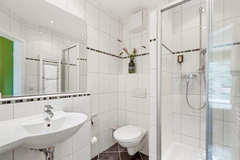 Economy Single Room | Bathroom | Shower, free toiletries, hair dryer, towels