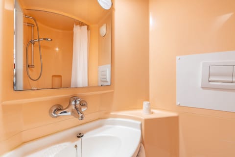 Standard Room, 2 Twin Beds | Bathroom | Shower, eco-friendly toiletries, towels