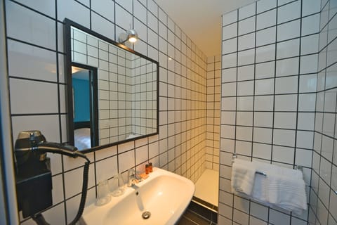 Double Room | Bathroom | Free toiletries, hair dryer, towels, soap