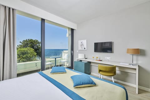 Classic room with balcony, Sea side | 1 bedroom, in-room safe, desk, blackout drapes